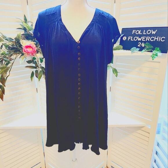 FREE PEOPLE BLACK OVERSIZED BUTTON DOWN SIZE MEDIUM WITH SMOCK BACK - Picture 1 of 7